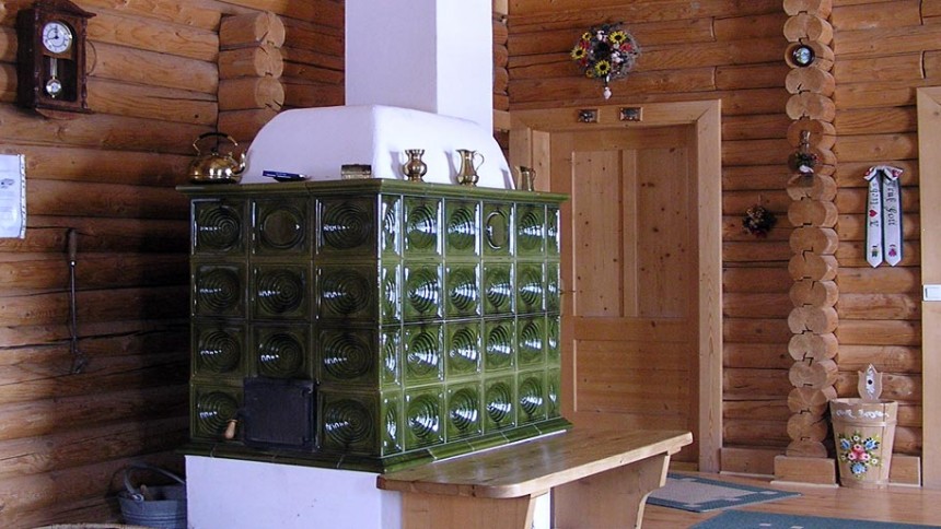 Poêle de masse type Kachelofen avec faïences vertes traditionnelles